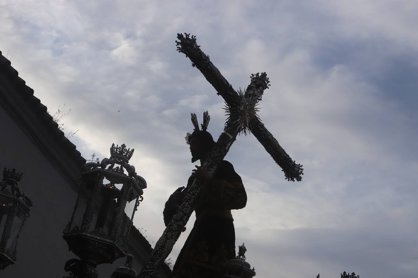 Lunes Santo | El bello desafío en Córdoba de la Vera Cruz a la lluvia, en imágenes