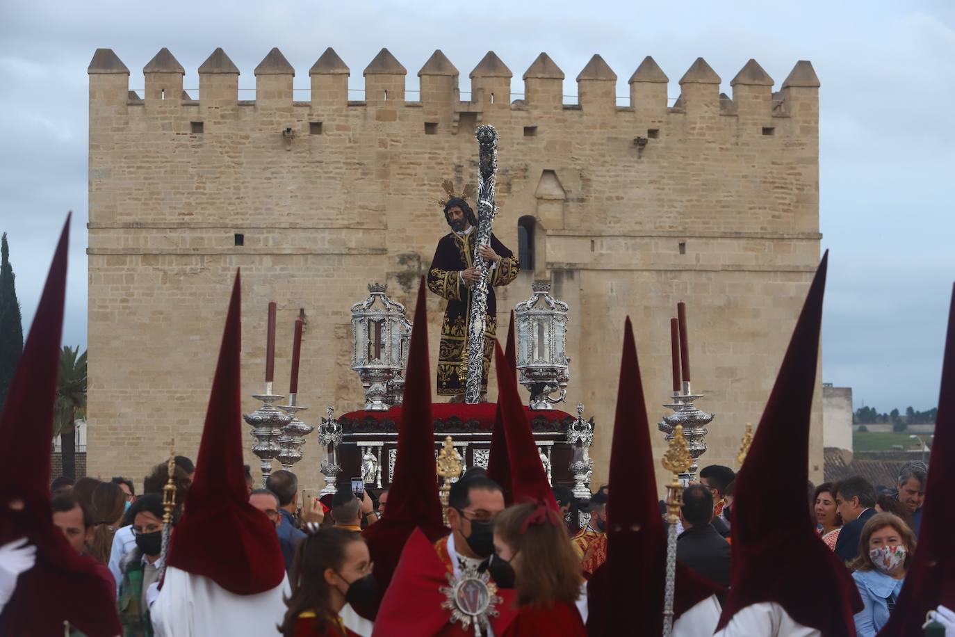 Lunes Santo | El bello desafío en Córdoba de la Vera Cruz a la lluvia, en imágenes