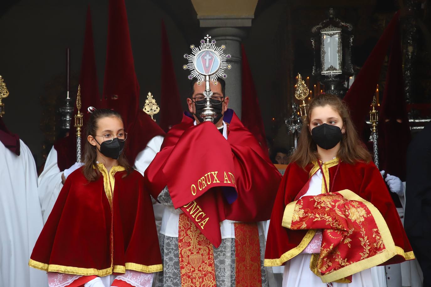 Lunes Santo | El bello desafío en Córdoba de la Vera Cruz a la lluvia, en imágenes