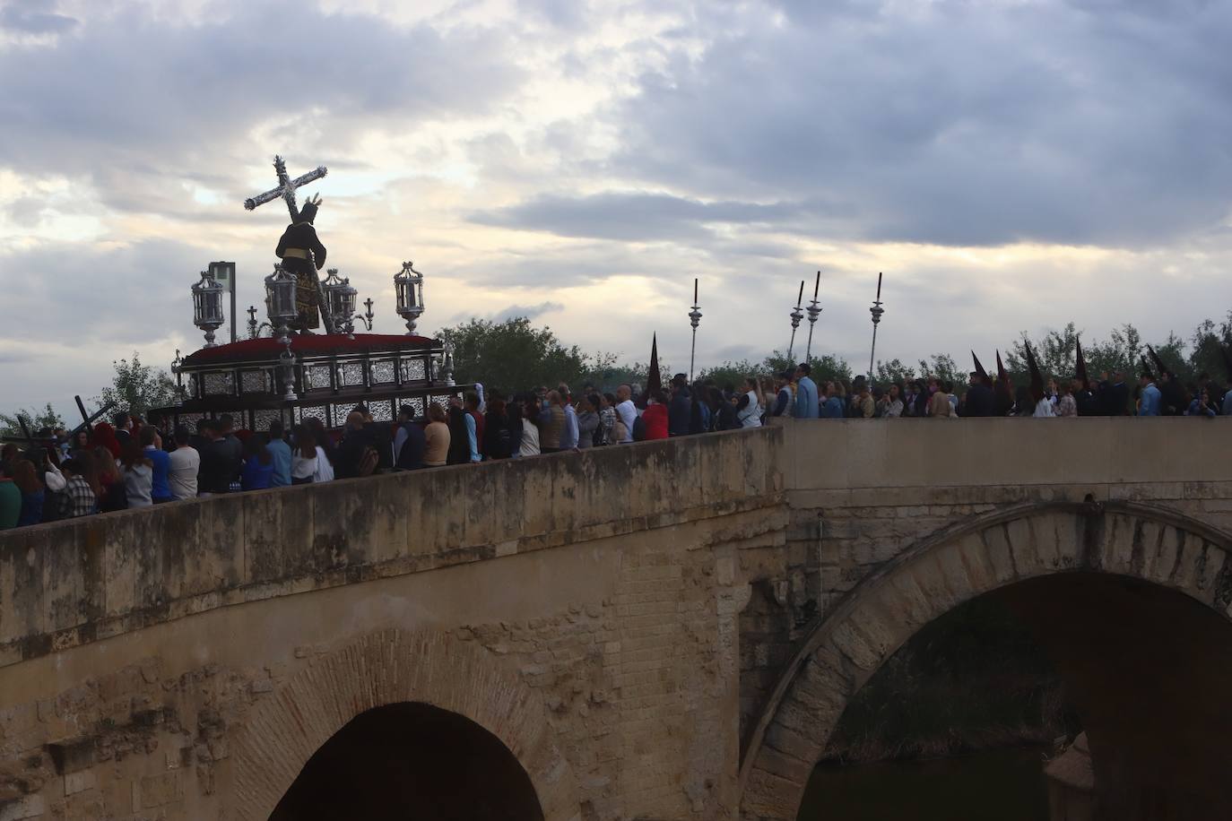 Lunes Santo | El bello desafío en Córdoba de la Vera Cruz a la lluvia, en imágenes