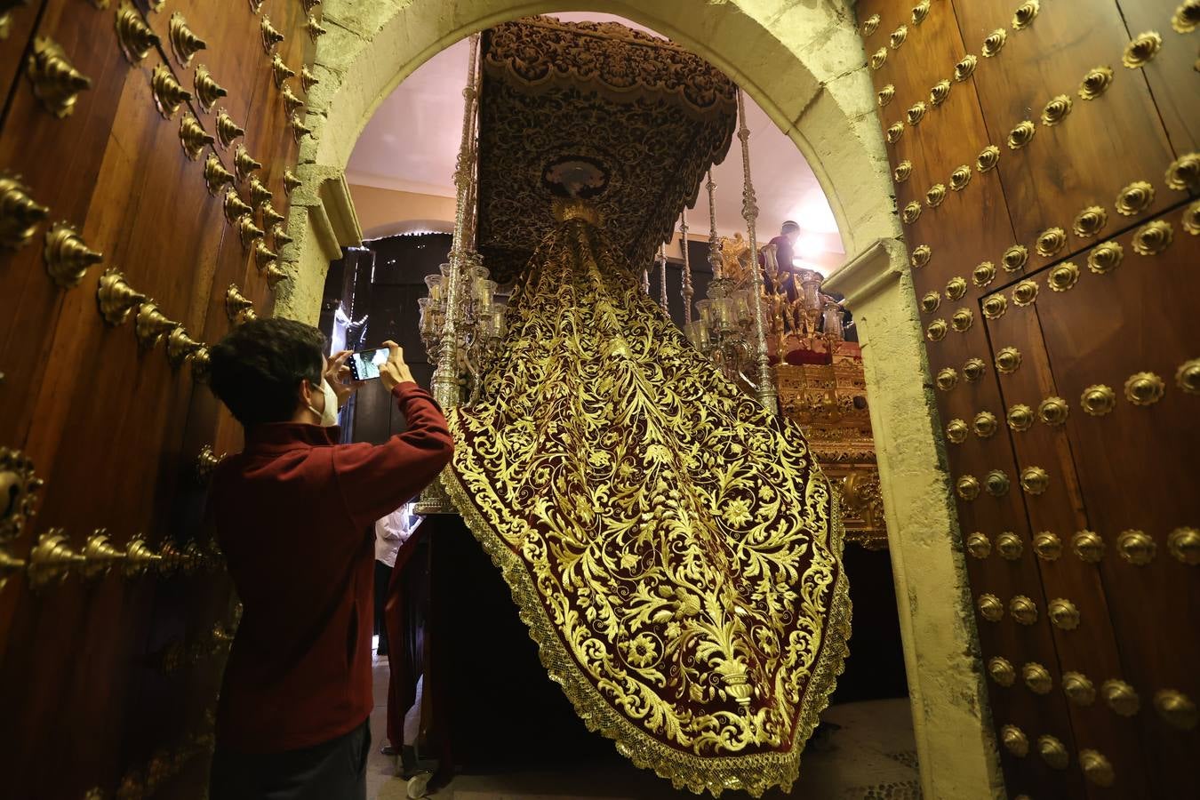 Lunes Santo | Tristeza en San Nicolás, la lluvia impide la salida de la Sentencia