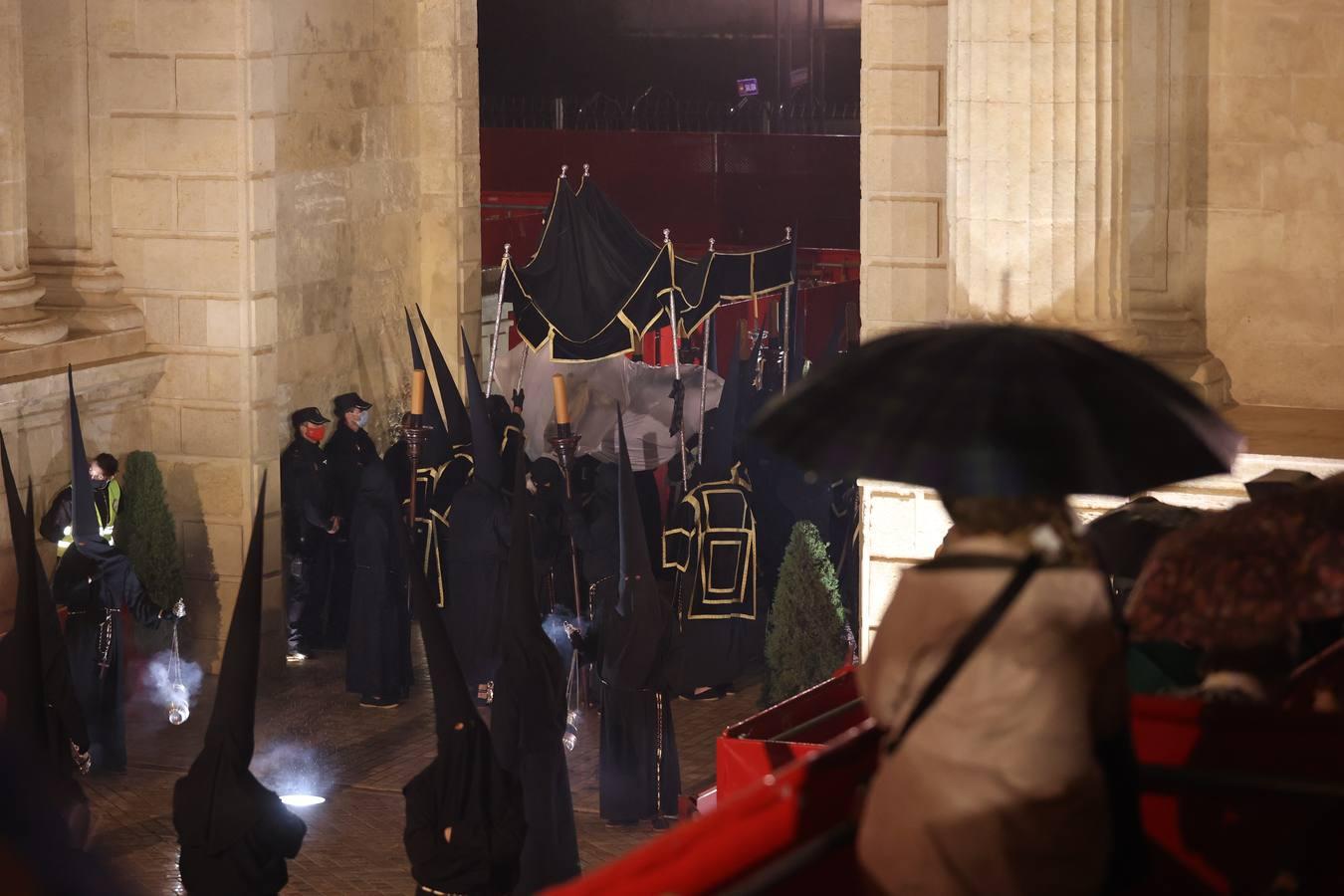 Lunes Santo | La mística salida del Via Crucis de Córdoba, en imágenes