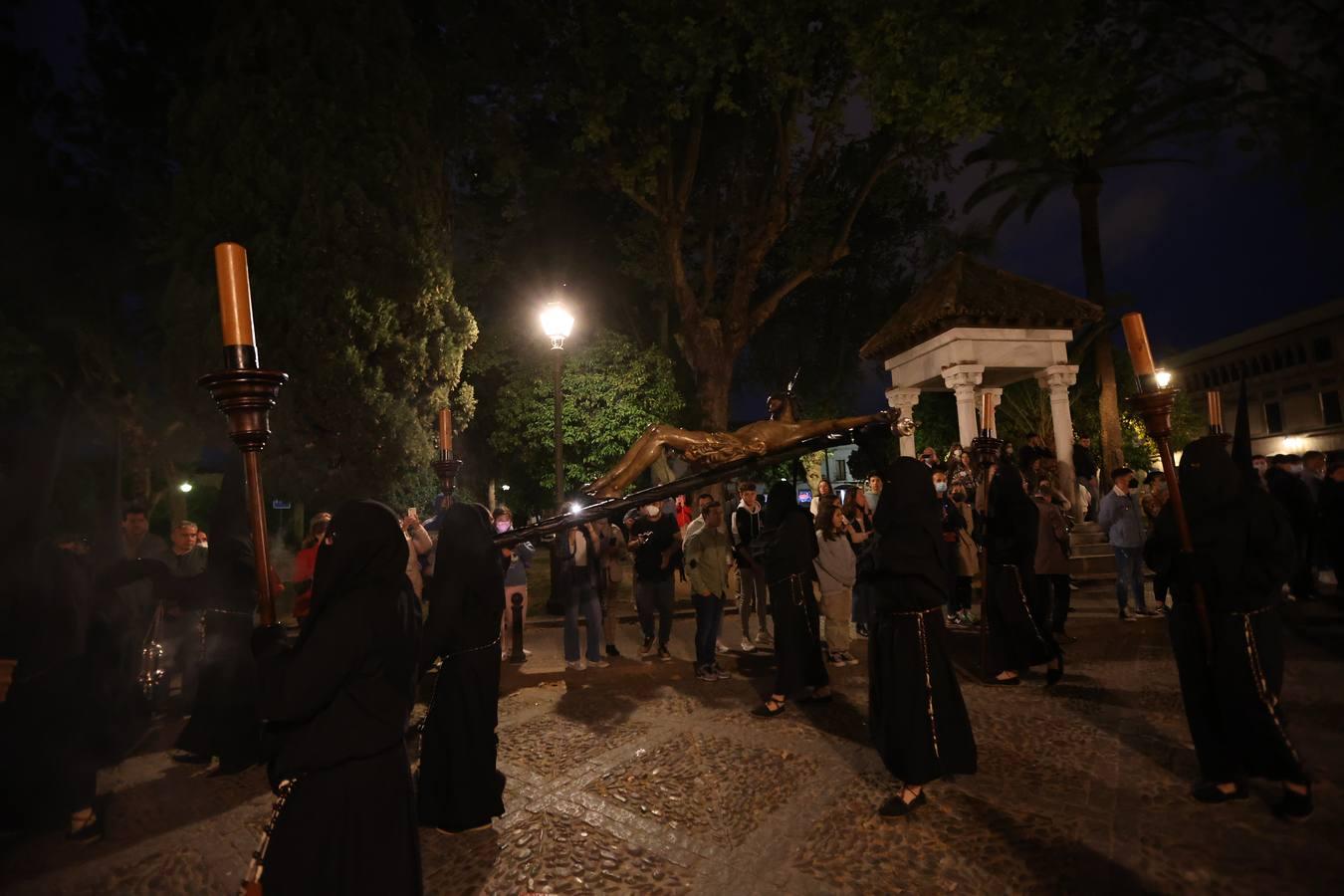 Lunes Santo | La mística salida del Via Crucis de Córdoba, en imágenes