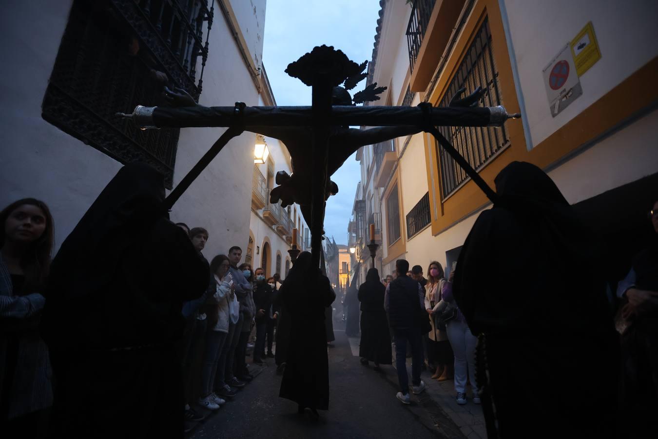 Lunes Santo | La mística salida del Via Crucis de Córdoba, en imágenes