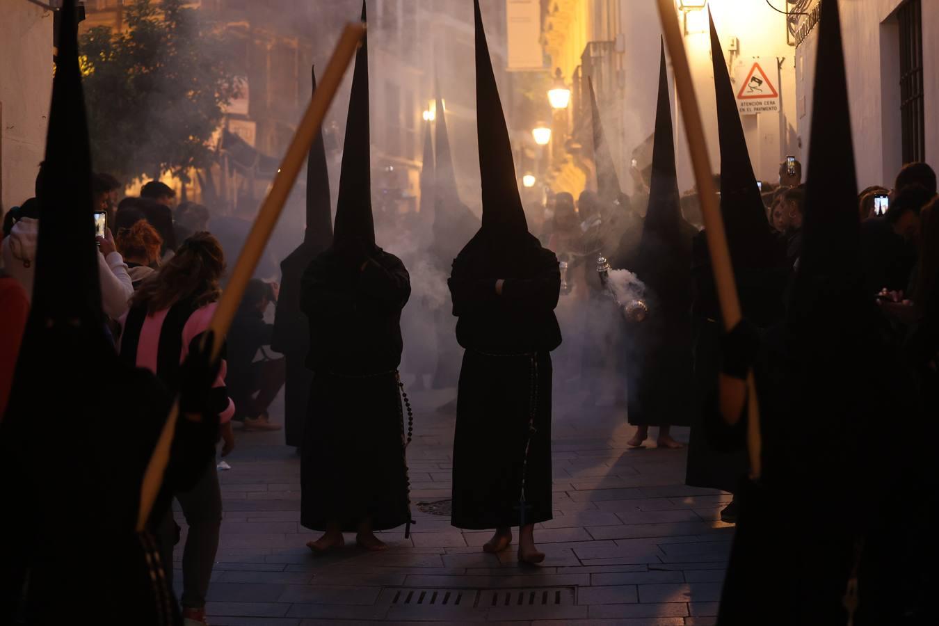 Lunes Santo | La mística salida del Via Crucis de Córdoba, en imágenes