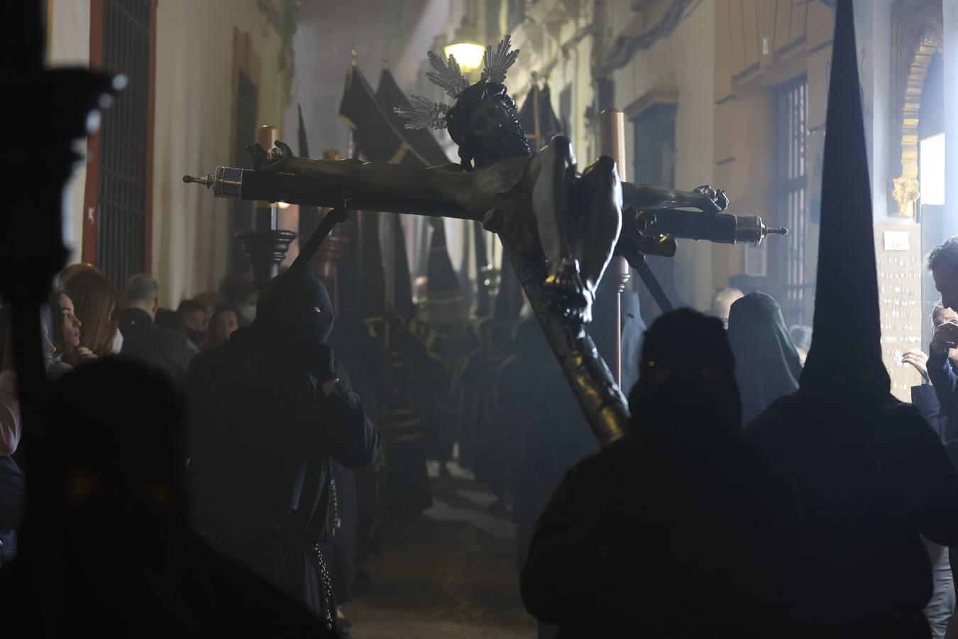 Lunes Santo | La mística salida del Via Crucis de Córdoba, en imágenes