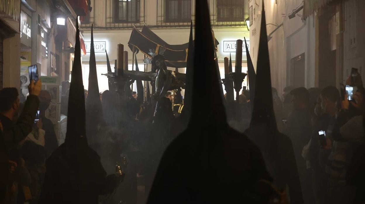 Lunes Santo | La mística salida del Via Crucis de Córdoba, en imágenes