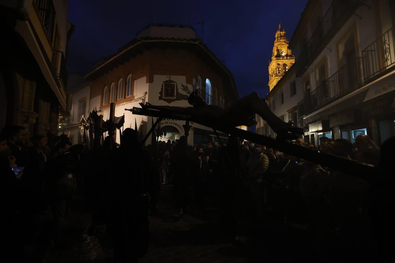 Lunes Santo | La mística salida del Via Crucis de Córdoba, en imágenes