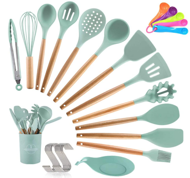 Utensilios de cocina. ¡Con el color del momento! Este juego de 11 utensilios de cocina te brinda todas las herramientas para complementar tus platos y hacer que cocinar sea mucho más fácil. El juego incluye una espátula flexible, un cucharón para sopa, una cuchara para servir, una cuchara ranurada, un servidor para pasta, un volteador, pinzas, un batidor, etc. Trae 1 almohadilla,10 ganchos y 5 cucharas. Puedes encontrarlo en Amazon.