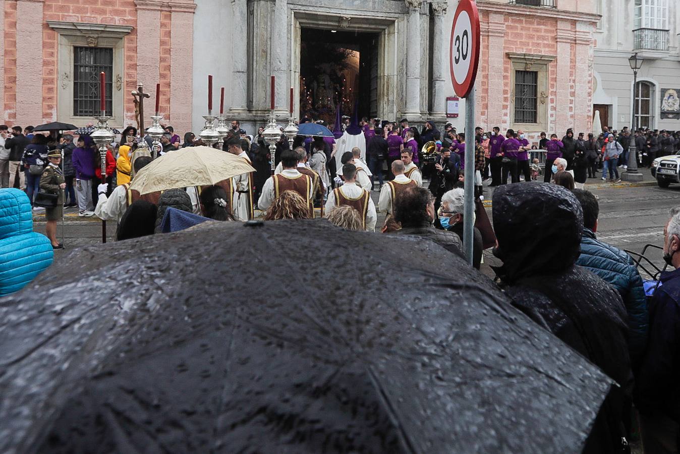 Crónica: Aguacero de desilusión en un caótico Lunes Santo en Cádiz