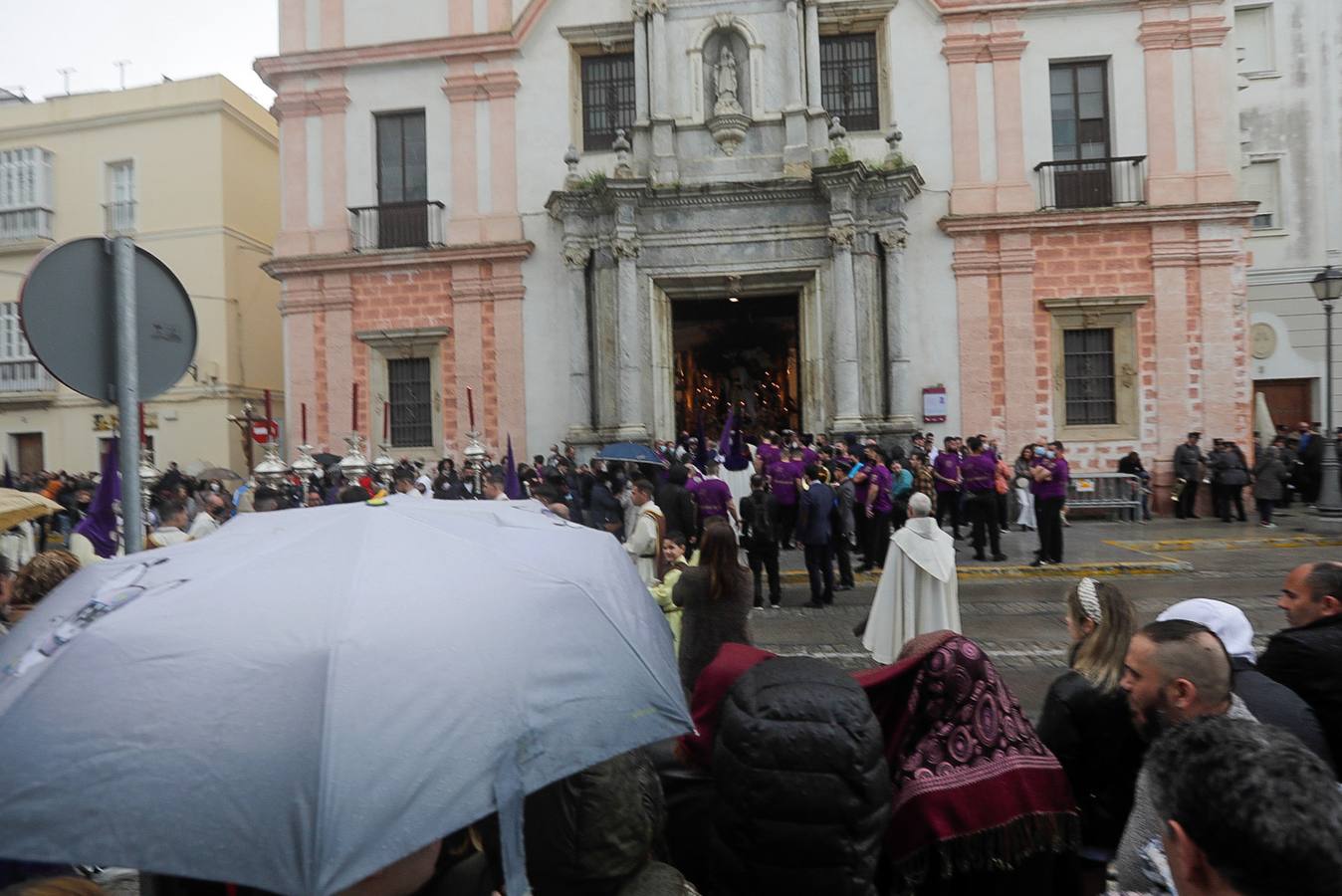 Fotos: La hermandad de El Prendimiento en el Lunes Santo de Cádiz