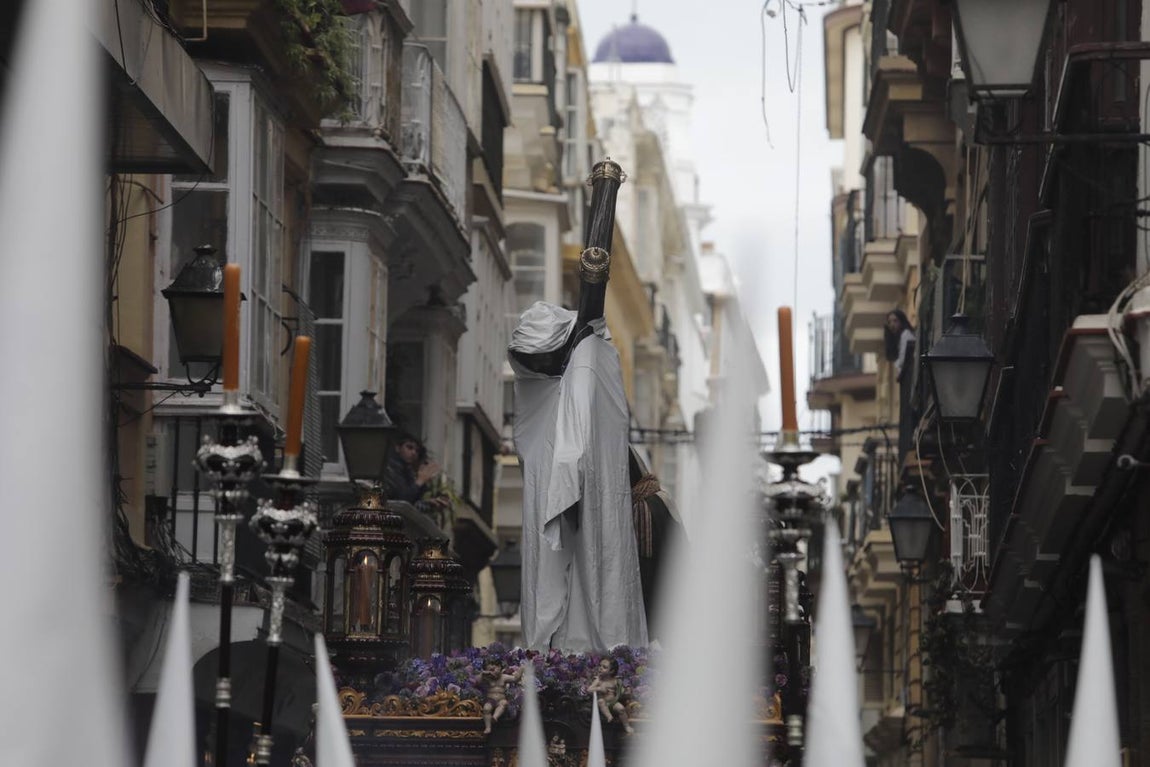 FOTOS: El Nazareno del Amor procesiona el Lunes Santo en Cádiz con la amenaza de lluvia