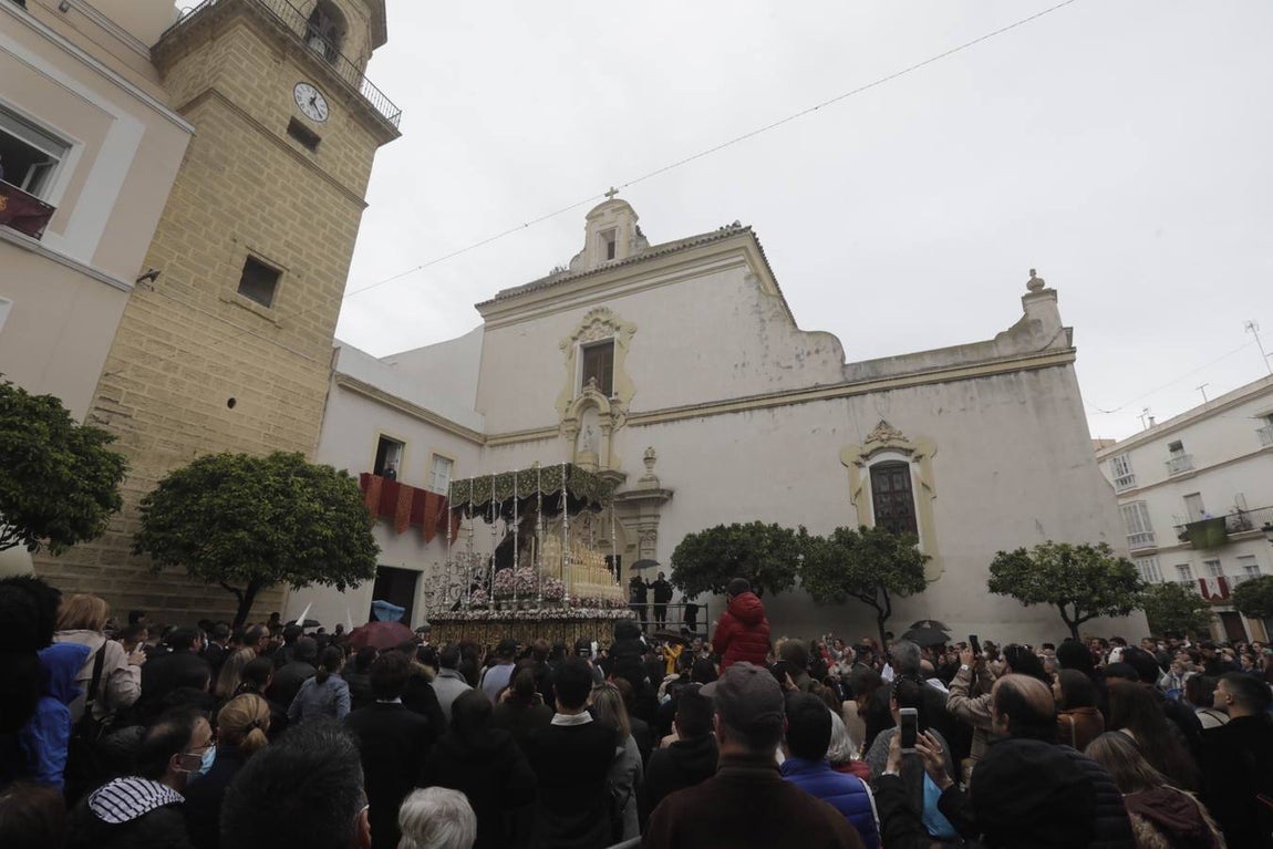 FOTOS: El Nazareno del Amor procesiona el Lunes Santo en Cádiz con la amenaza de lluvia