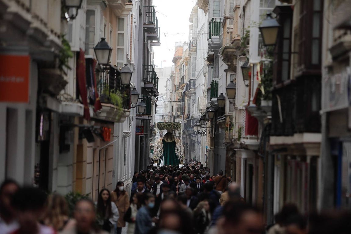 FOTOS: El Nazareno del Amor procesiona el Lunes Santo en Cádiz con la amenaza de lluvia