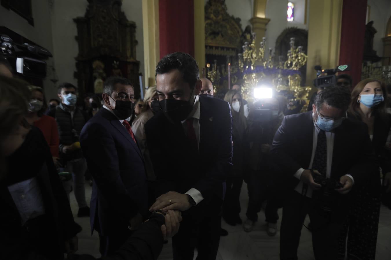 Juanma Moreno visita las hermandades del Lunes Santo en San Fernando