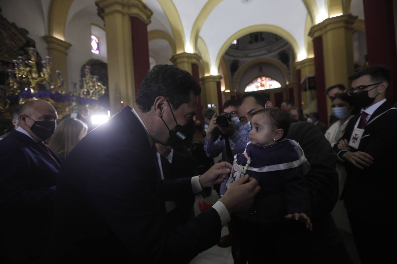 Juanma Moreno visita las hermandades del Lunes Santo en San Fernando