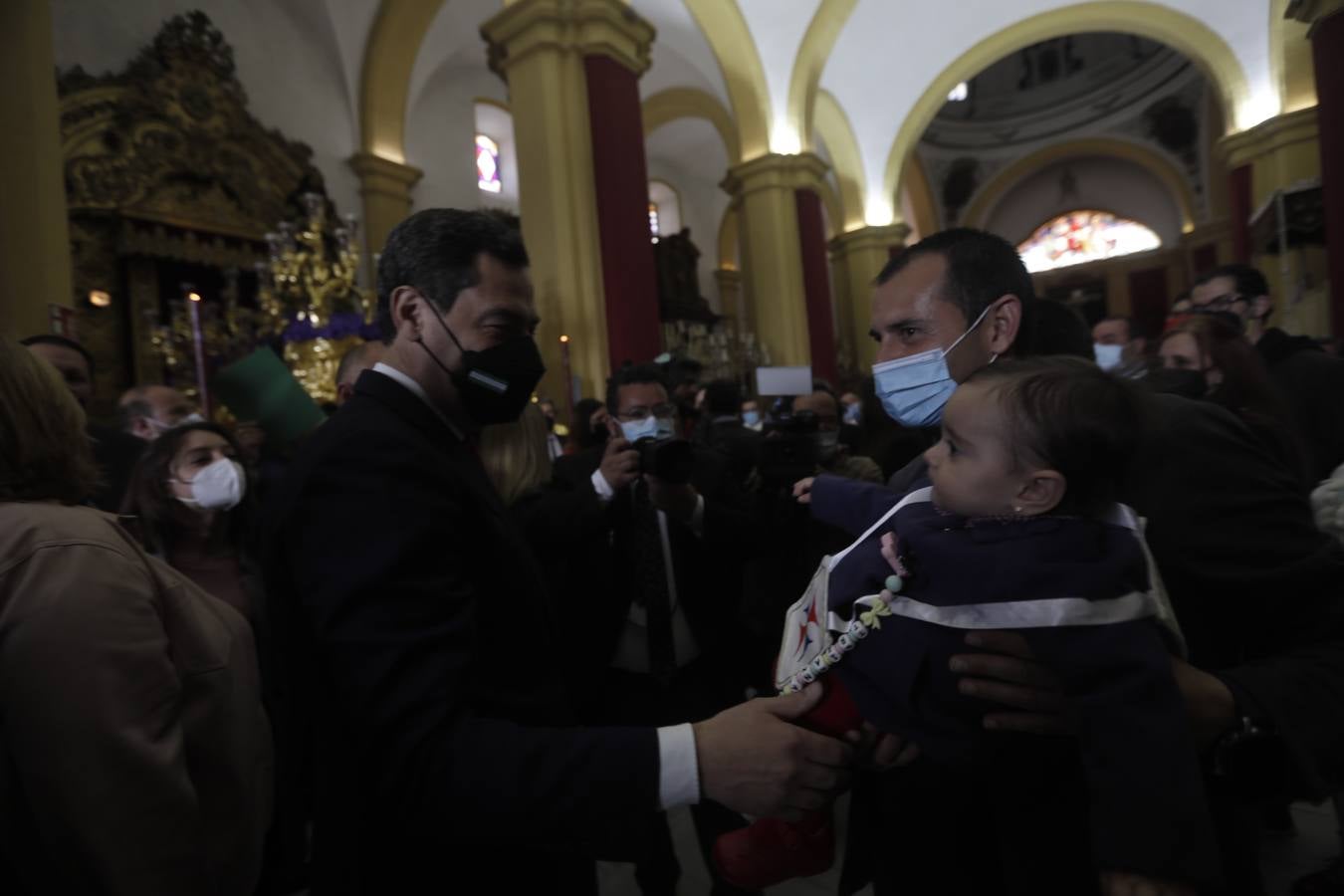 Juanma Moreno visita las hermandades del Lunes Santo en San Fernando