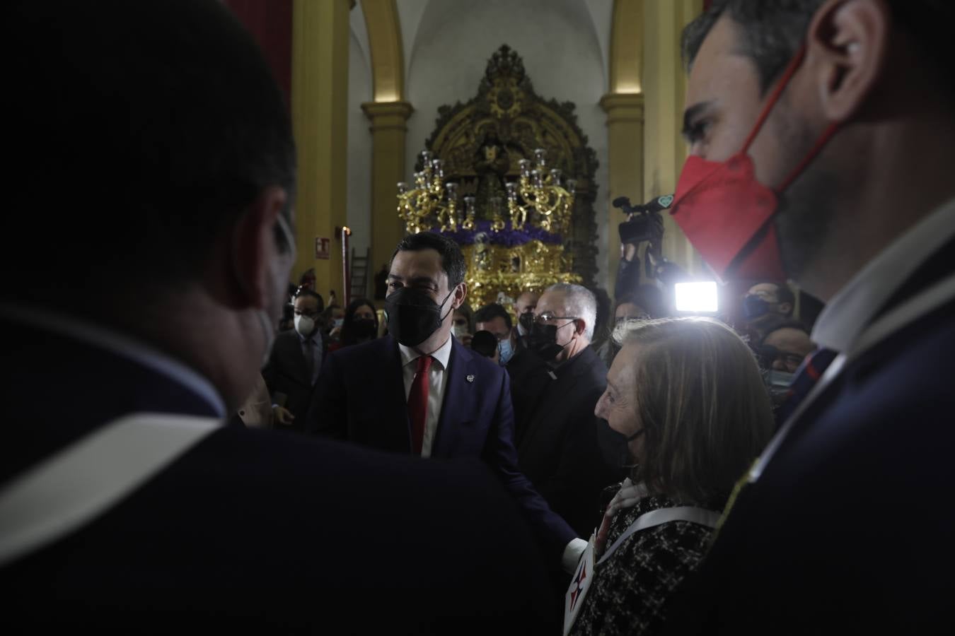 Juanma Moreno visita las hermandades del Lunes Santo en San Fernando