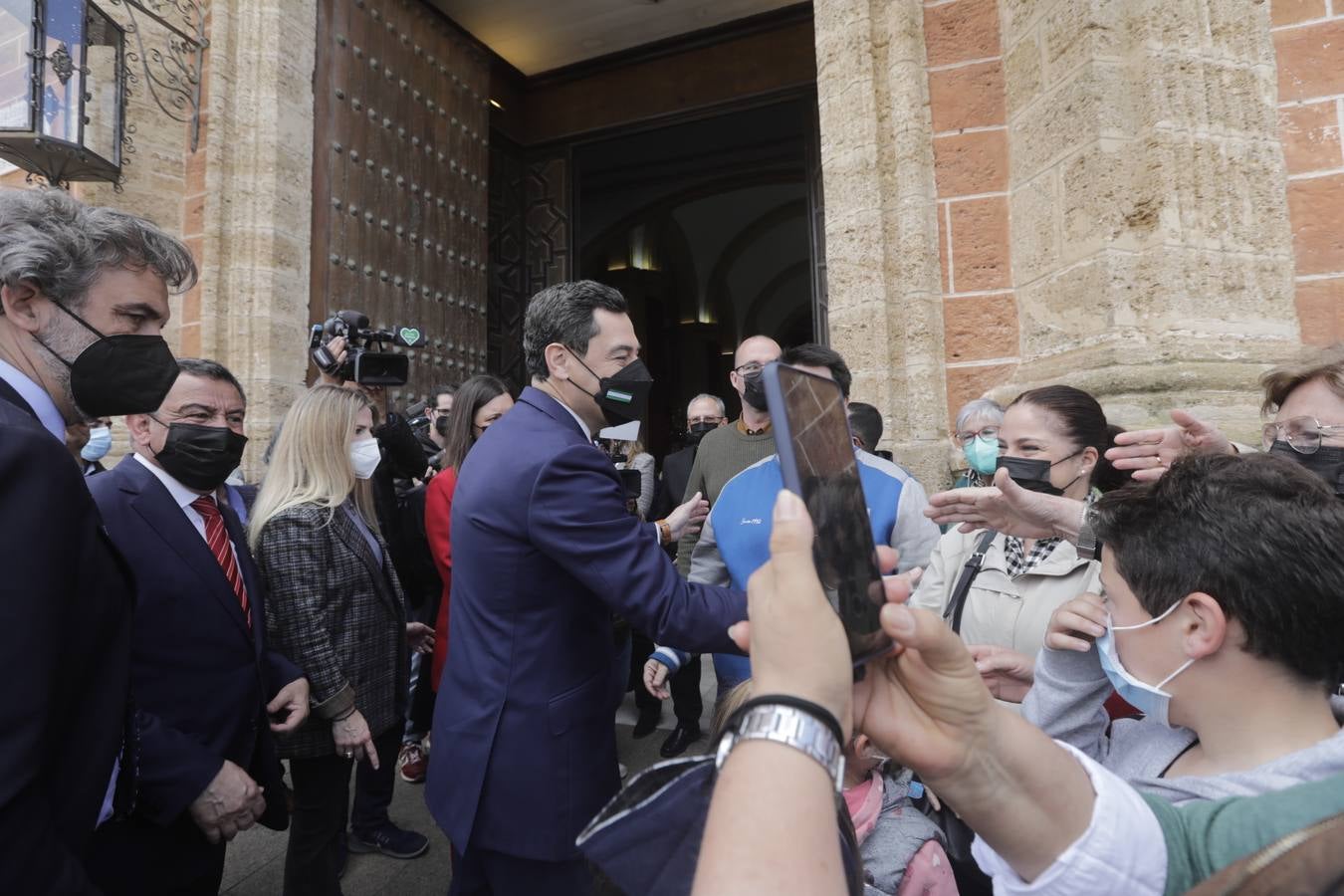 Juanma Moreno pide prudencia en su visita las hermandades del Lunes Santo en San Fernando