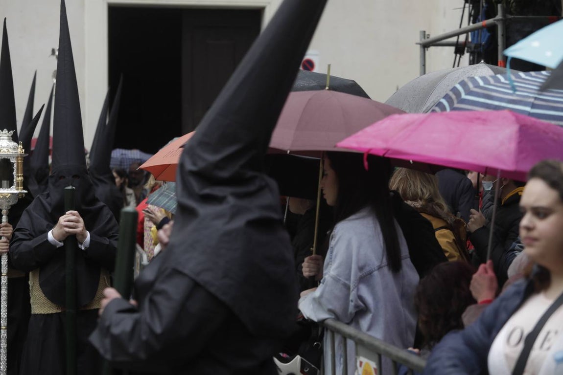 FOTOS: VeraCruz no procesiona el Lunes Santo en Cádiz por la lluvia