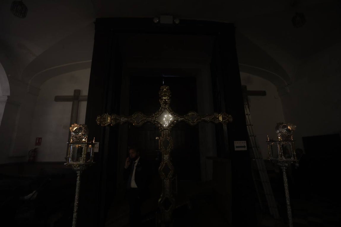 FOTOS: VeraCruz no procesiona el Lunes Santo en Cádiz por la lluvia