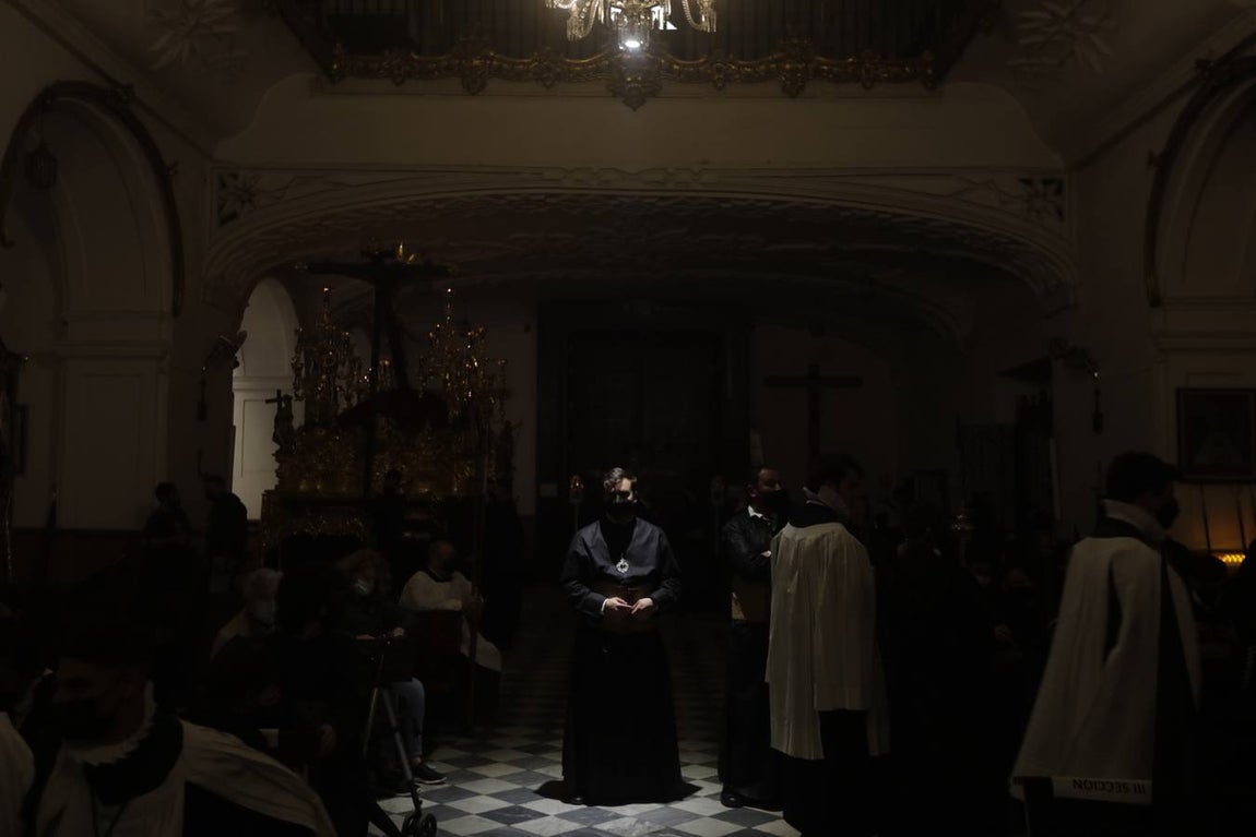 FOTOS: VeraCruz no procesiona el Lunes Santo en Cádiz por la lluvia