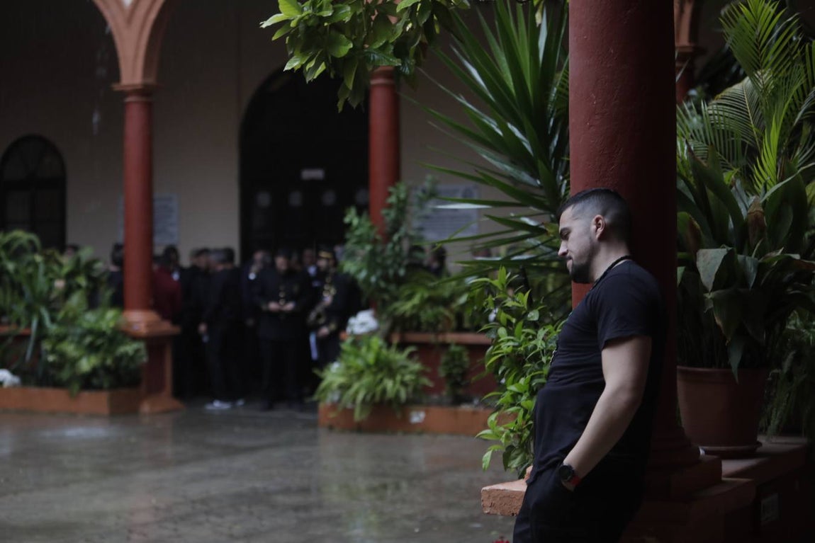 FOTOS: VeraCruz no procesiona el Lunes Santo en Cádiz por la lluvia