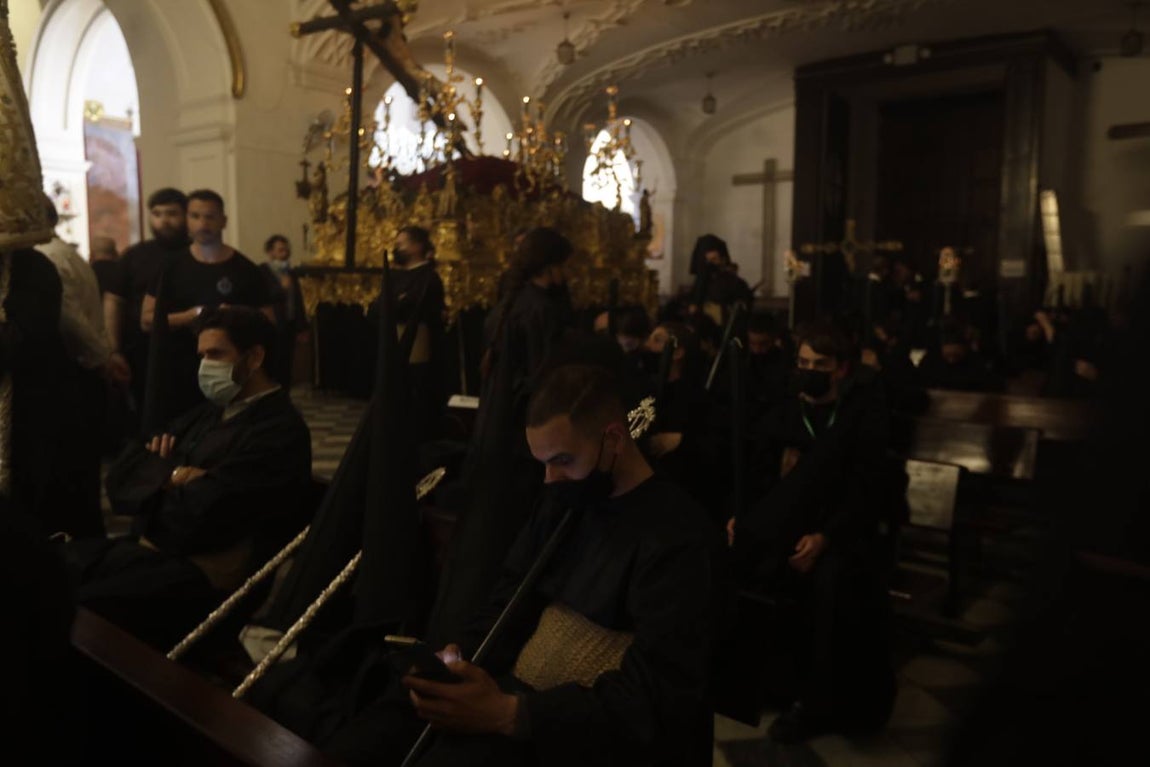 FOTOS: VeraCruz no procesiona el Lunes Santo en Cádiz por la lluvia