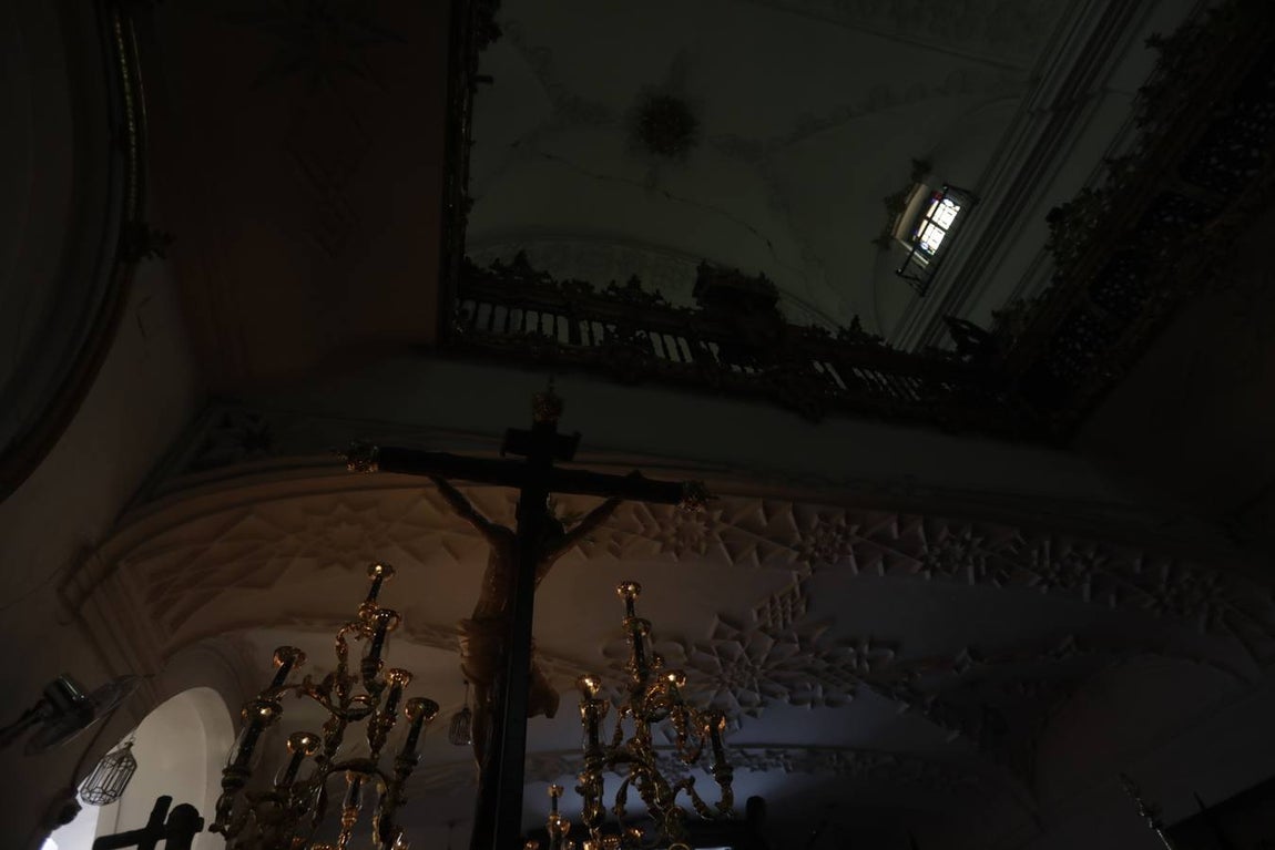 FOTOS: VeraCruz no procesiona el Lunes Santo en Cádiz por la lluvia