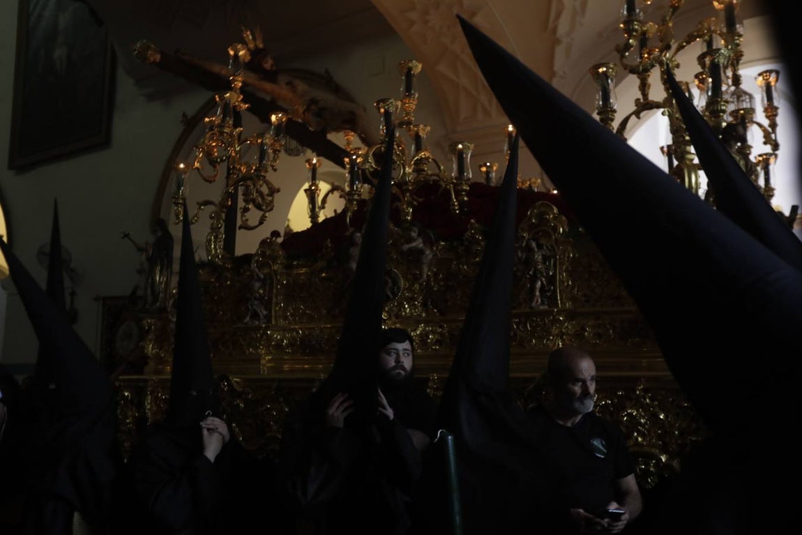 FOTOS: VeraCruz no procesiona el Lunes Santo en Cádiz por la lluvia