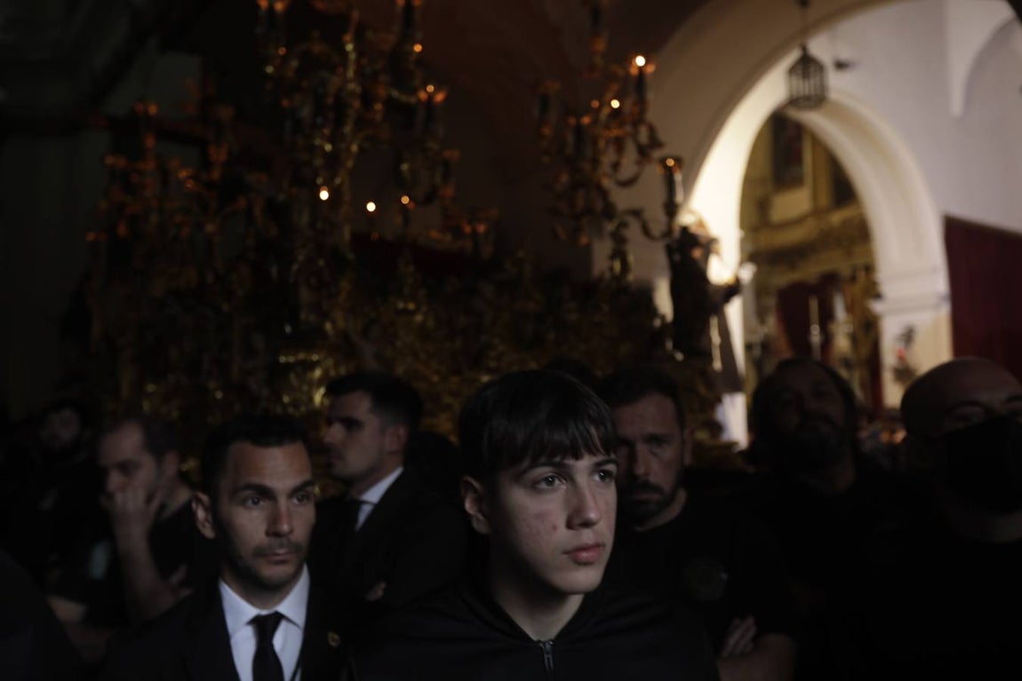FOTOS: VeraCruz no procesiona el Lunes Santo en Cádiz por la lluvia
