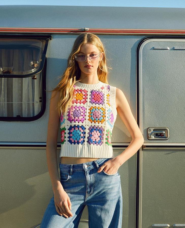 Hippie chic - Croché en primavera para todas. Una opción muy parecida a la que llevaba María Pombo al principio del artículo se encuentra e el catálogo de Bershka, con el punto algo más grueso y los típicos cuadrados multicolor que triunfaban en los sesenta. Como accesorios, además de la rafia, las más atrevidas pueden apostar por el flúor.