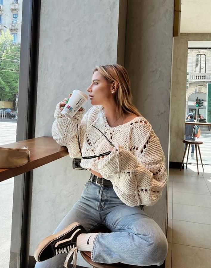 Overize - Croché en primavera para todas. Otra opción muy popular entre las expertas en moda se ve con estilismos relajados, con zapatillas y pantalones 'mom fit', donde esta se lleva con cortes XXL, y en muchas ocasiones para darle un aire algo más sensual, algo acortadas.