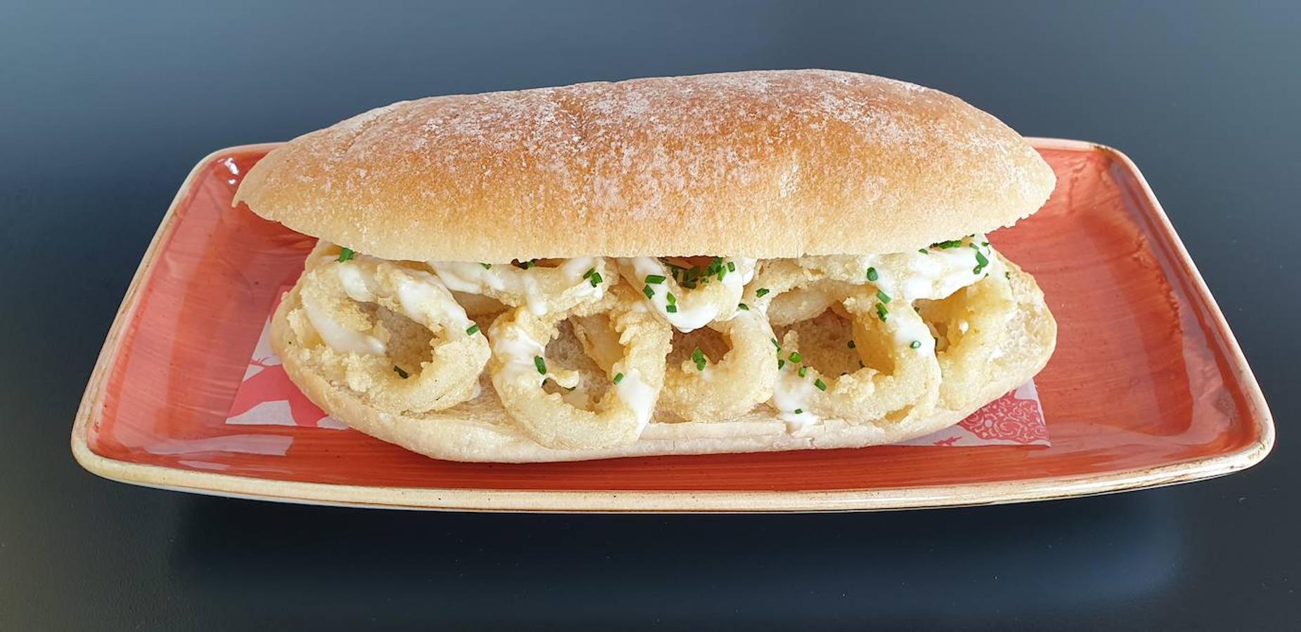 Estado Puro. Este bocatín, con la firma del dos estrellas Michelin Paco Roncero, reinterpreta al clásico con pan de cristal y calamares tiernos con un rebozado muy fino. Los acompaña una mahonesa de tomillo con un toque cítrico de limón. Plaza Cánovas del Castillo, 4.