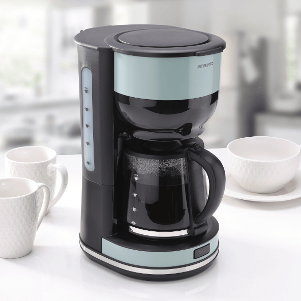 Cafetera de Aldi. Ha llegado la hora de cambiar de cafetera, ¿no? Seguro que la tuya ya tiene un par de años... Esta es de última generación con jarra de cristal de 1,3 litros, potencia de 1000 W y función antigoteo. Puedes encontrarla en <a href="https://www.aldi.es/ofertas/desde-6-abril/cafetera-de-filtro-retro-6003840-0-0.article.html" target="_blank">Aldi.es</a>.