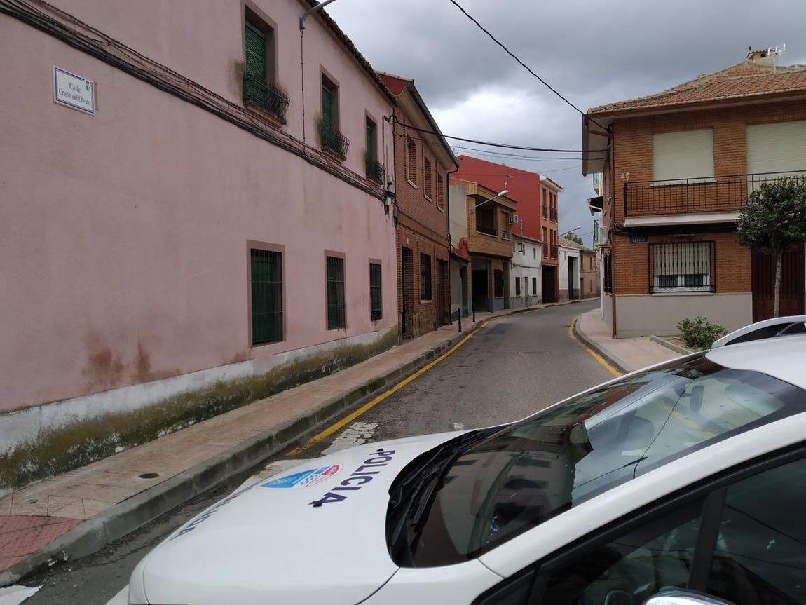 Un coche de la Policía local corta el paso por la calle del Cristo del Olvido, que conduce a la de Juan Pablo II