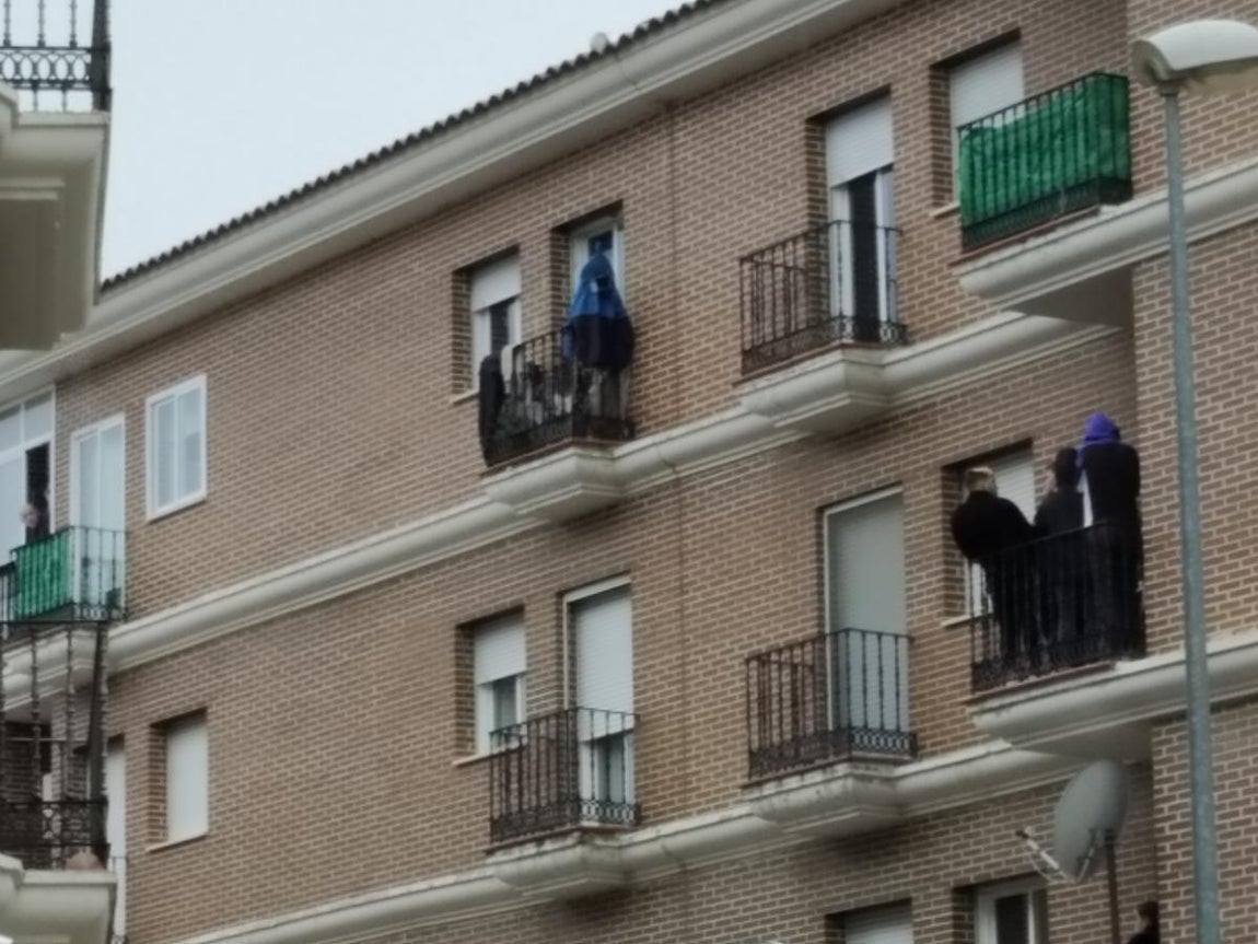 El individuo reducido vive en el balcón con la cazadora