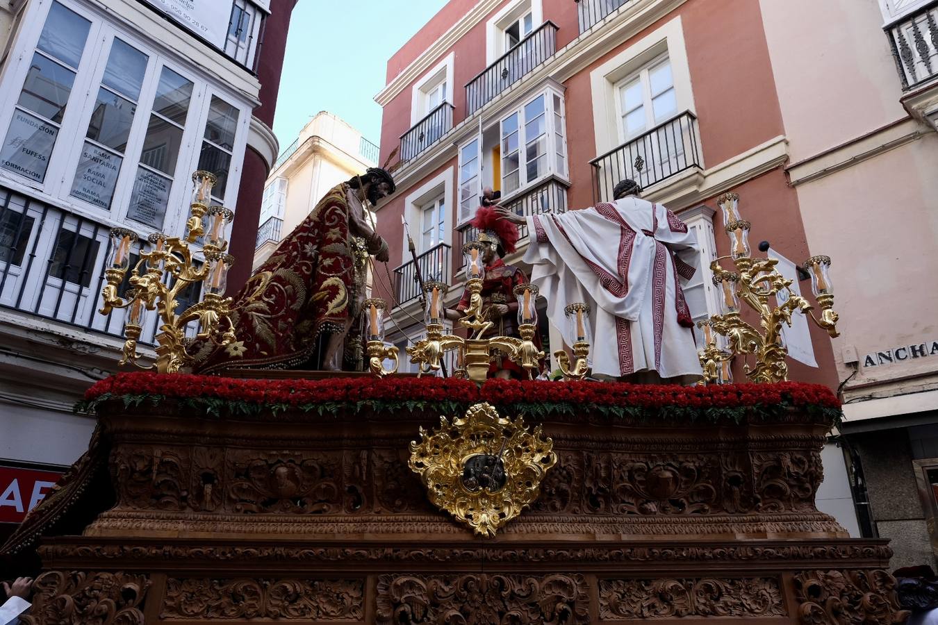 La crónica de un Martes Santo de cielos, miedos y salidas en Cádiz