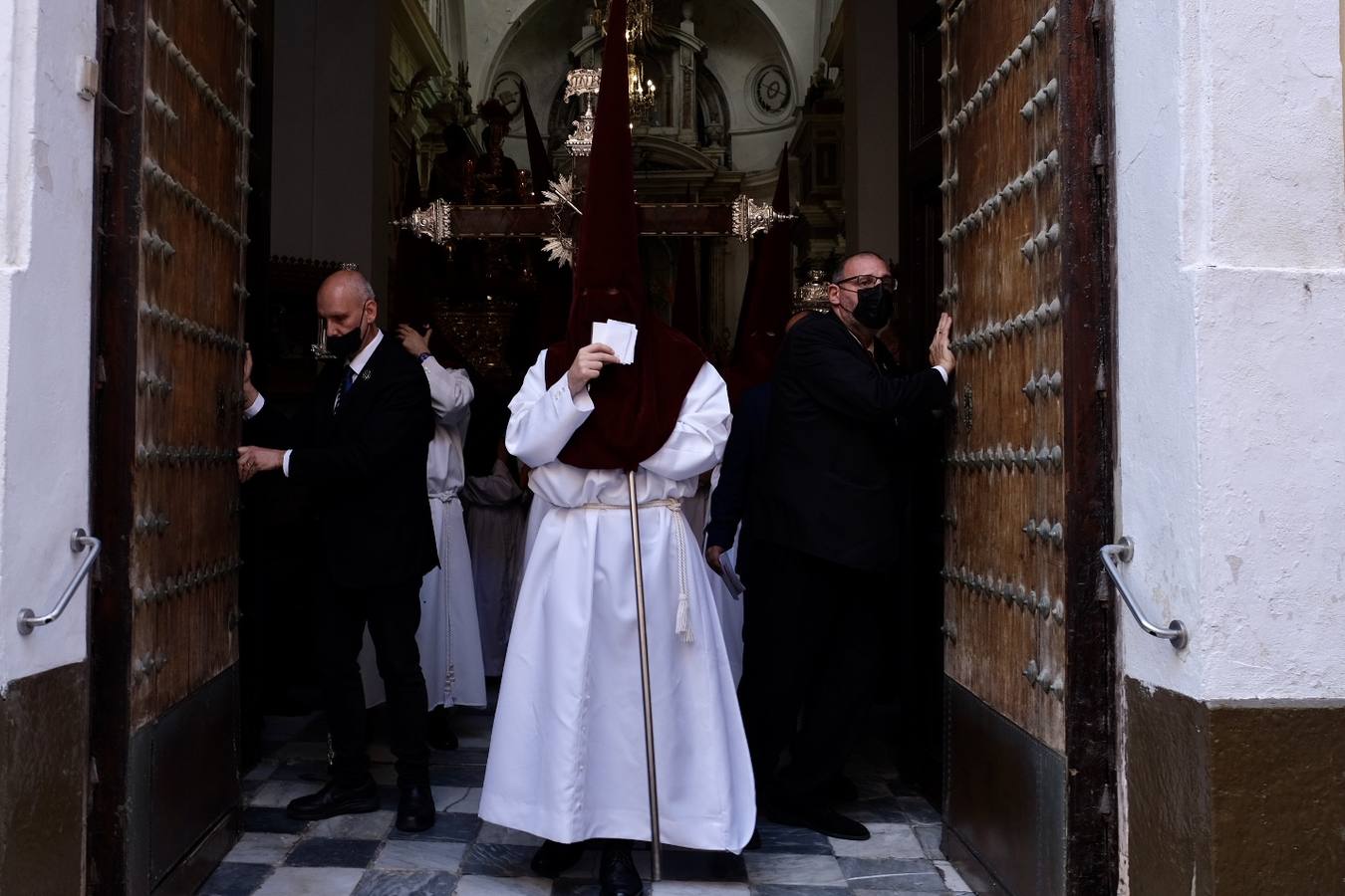 Fotos: Ecce-Homo recorre las calles de Cádiz el Martes Santo