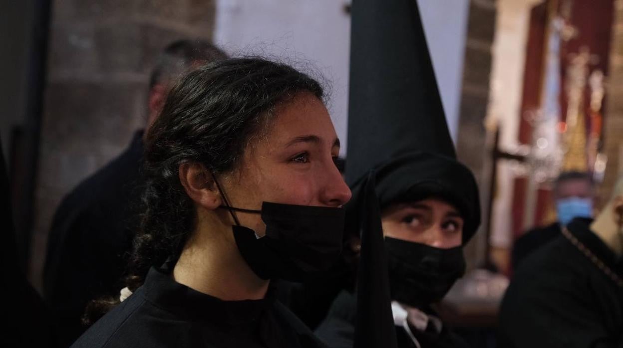 Fotos: la hermandad de Sanidad decide no salir este Martes Santo en Cádiz