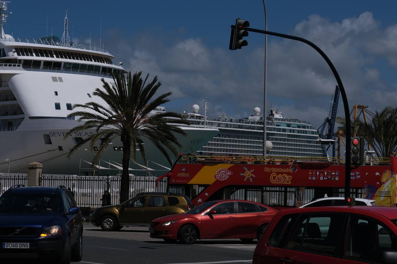 Cádiz, un hervidero de turistas en plena carrera oficial