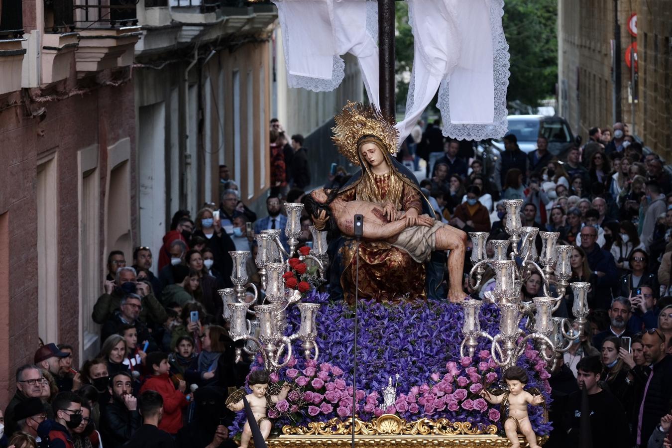 Fotos: la Hermandad del Caminito recorre las calles de Cádiz este Miércoles Santo