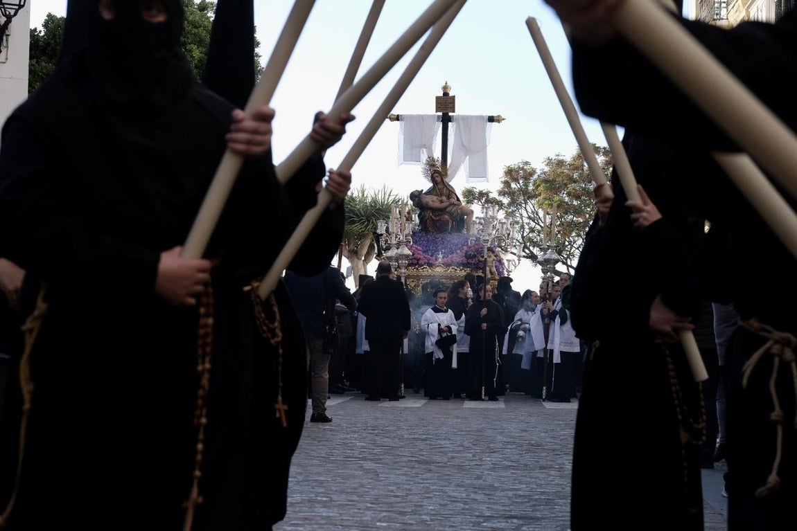 Fotos: la Hermandad del Caminito recorre las calles de Cádiz este Miércoles Santo