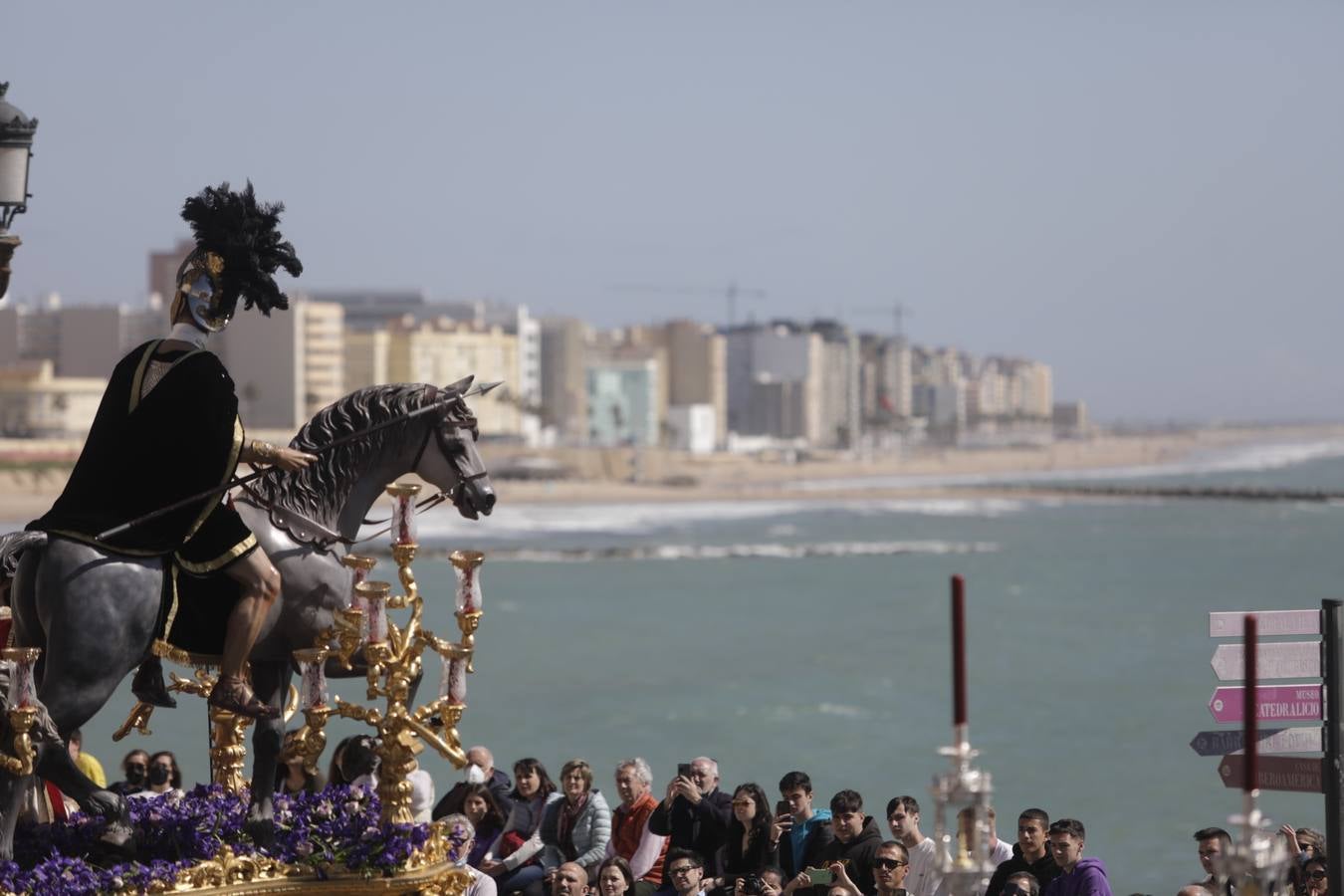 Fotos: Las Aguas, el Miércoles Santo en las calles de Cádiz