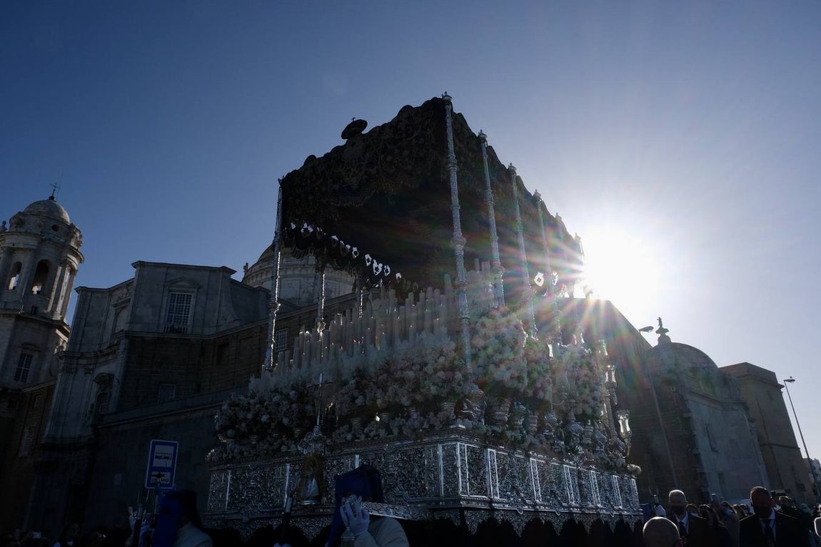 El espectacular regreso de La Palma a su templo acompañado por sus fieles