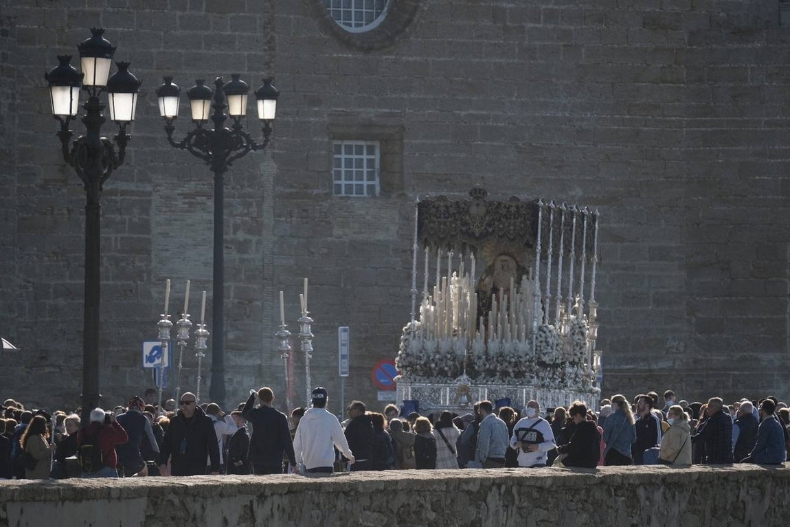 El espectacular regreso de La Palma a su templo acompañado por sus fieles