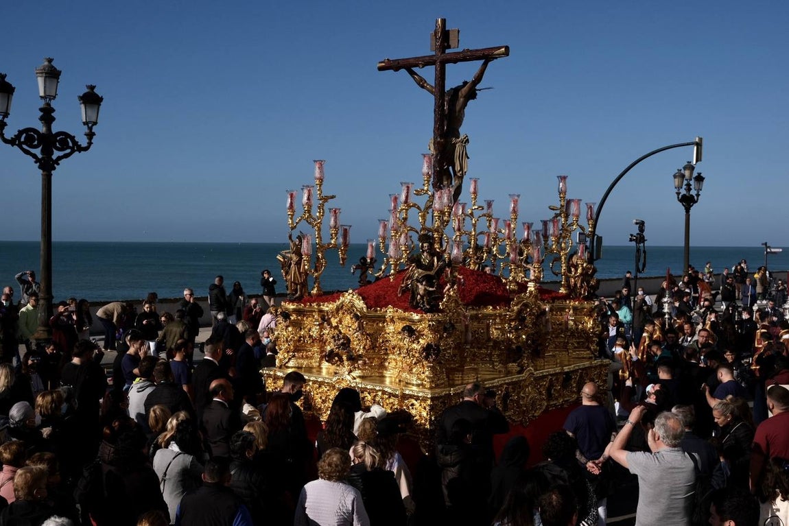 El espectacular regreso de La Palma a su templo acompañado por sus fieles