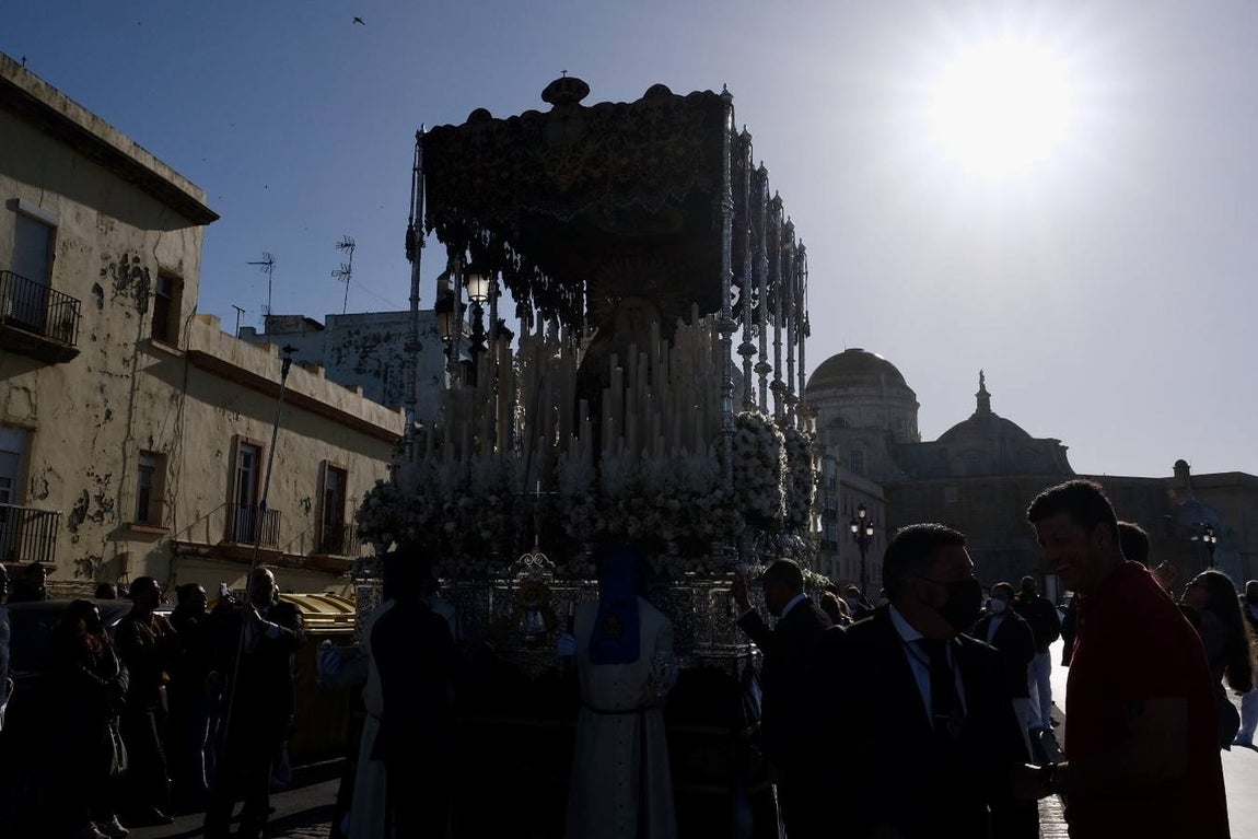 El espectacular regreso de La Palma a su templo acompañado por sus fieles