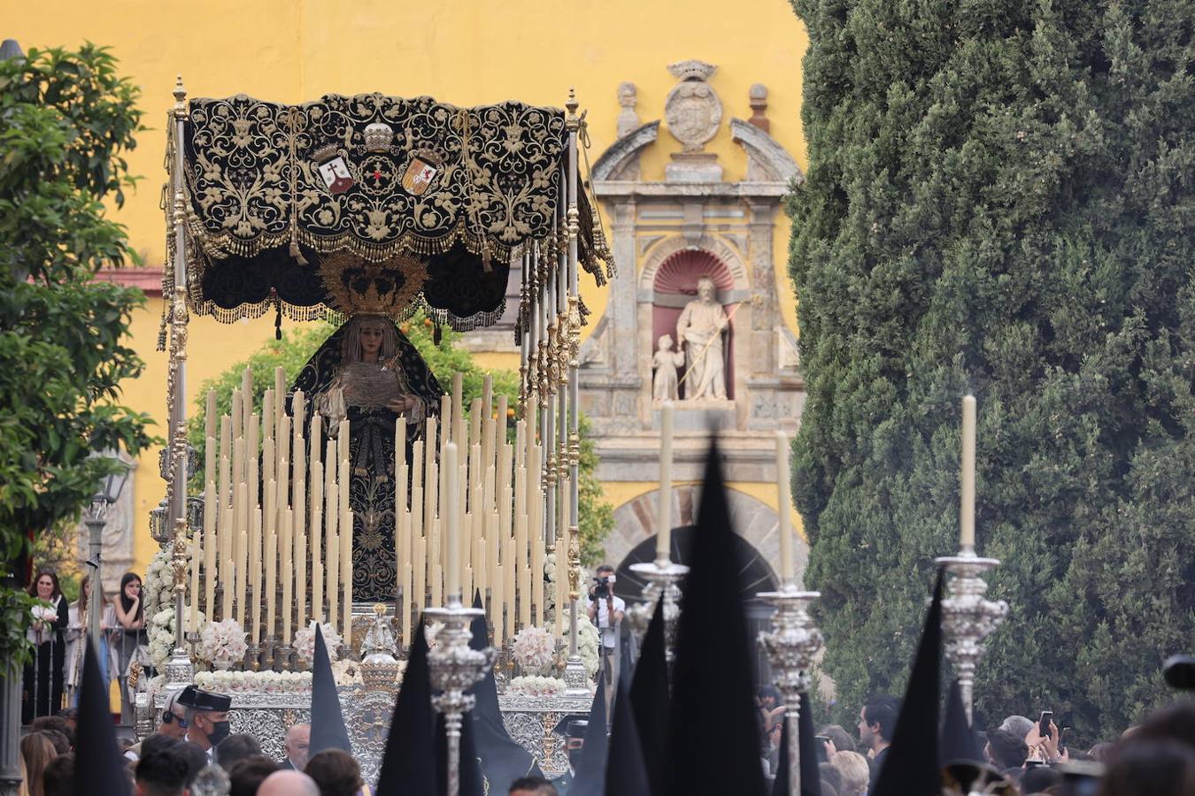 Jueves Santo | La radiante procesión del Caído de Córdoba, en imágenes