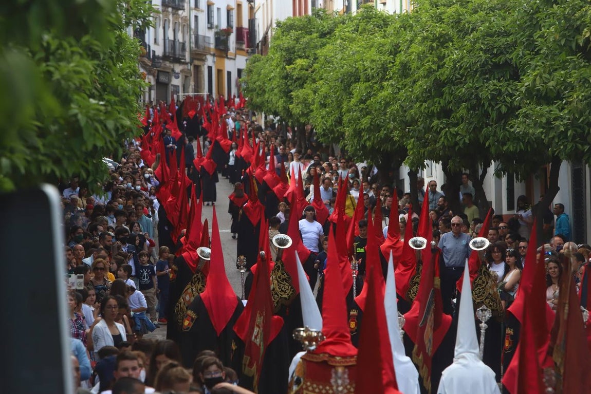 Jueves Santo | La esperada salida de la Caridad de Córdoba, en imágenes
